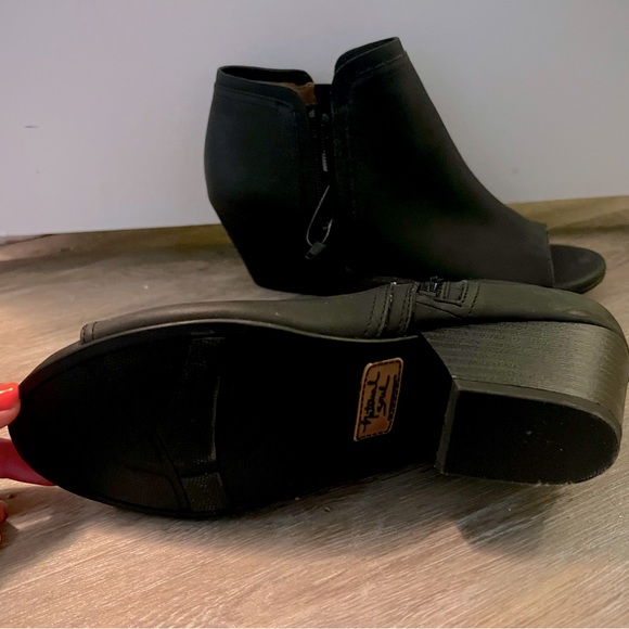 Peep toe sandals, low heel, black, size 7.5 - Picture 1 of 4